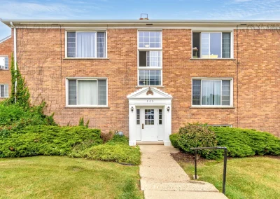 Exterior shot of Nob Hill apartment community nobhill_2_v2